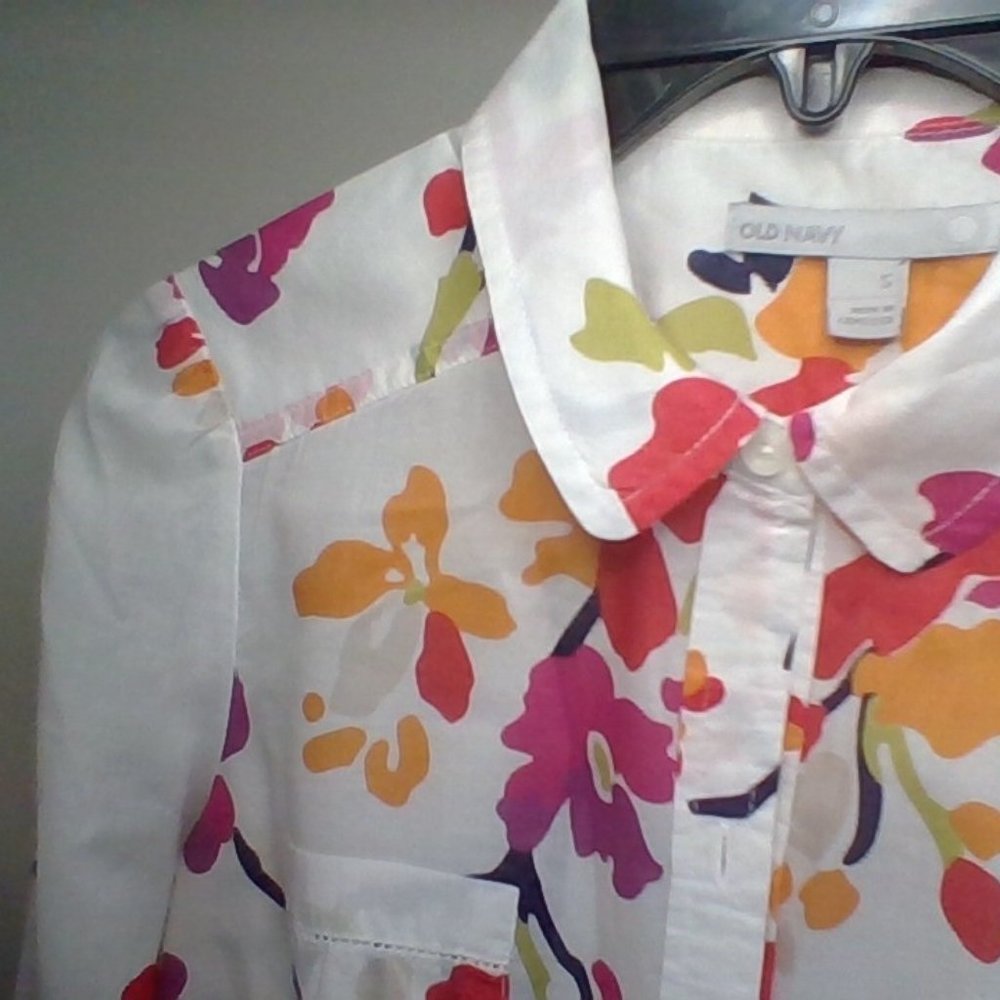 Old Navy white/flower button long sleeve size small